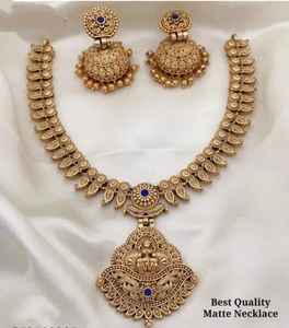 Parure de bijoux de temple antique finition mate, collier plaqué or, Jhumka, design traditionnel pour femmes, mariage indien du sud - Product Image 2