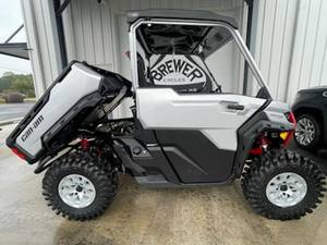 Tout nouveau Defender X Mr 4WD 4 temps certifié EPA EEC, demi-portes, HD10 Hyper Silver & Legion Red UTV - Product Image 4