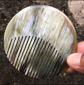 Peine de cuerno natural de alta calidad con dientes largos para el cuidado del cabello y peinado elegante, ideal para el tocador y decoración del hogar al mejor precio. - Product Image 2