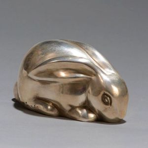 Sculpture de lapin en aluminium coulé, élégante statue d'animal en métal, lapin assis, accent décoratif pour les intérieurs modernes. - Product Image 1