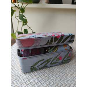 Set de Regalo Misty Grey Meadows de 6 Piezas para Compartir Amor y Alegría - Product Image 2