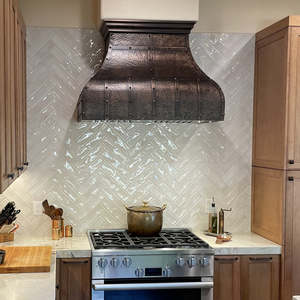 Hotte murale en cuivre avec finition martelée et cadre en acier inoxydable pour la ventilation de cuisine - Product Image 1
