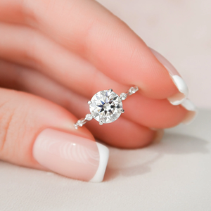 Bague de fiançailles classique pour femme en platine avec diamant rond taille brillant, diamants latéraux et bande pavée, certifiée - Product Image 3