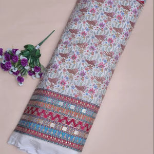 Tela Crepé Natural Blanca con Estampado Floral Buta y Borde Ornamental Pesado para Material de Vestido Kurti, Prenda Étnica - Product Image 1