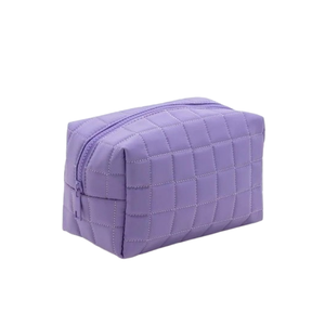 Pochette cosmétique matelassée en PU violette avec fermeture éclair, taille moyenne, trousse de maquillage portable pour les voyages et l'usage quotidien - Product Image 1