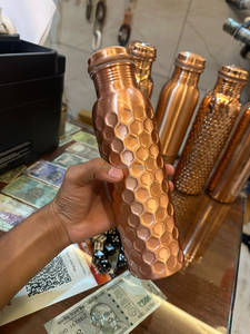ขวดน้ำทองแดงแท้ 34 ออนซ์ ยี่ห้อ Saniya Handicraft สำหรับทุกเพศ ทุกวัย เป็นมิตรต่อสิ่งแวดล้อม ใช้กับเครื่องล้างจานได้ ทนความร้อน ใช้สำหรับน้ำเดือดได้ ดีไซน์คลาสสิก เหมาะสำหรับออกกำลังกาย ปาร์ตี้ - Product Image 5