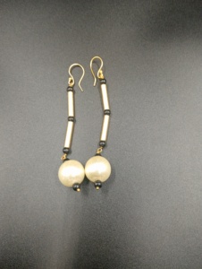 Boucles d'oreilles pendantes Amaira Jewels en laiton plaqué or, coupe princesse, avec boule d'ambre et perle sertie, style nœud papillon, bijoux de mariage pour femme - Product Image 1
