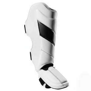 Nouvelles protections de tibia professionnelles pour la boxe et le Muay Thai, design personnalisé, logo sur mesure, légères, antidérapantes, en PU, avec protection intégrée du talon. - Product Image 3