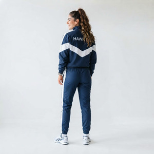 Ensemble de survêtement élégant pour femme, hiver, à capuche, en polaire unie, 2 pièces, manches courtes, 100% coton, confortable et polyvalent - Product Image 2