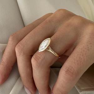 Anillo de compromiso de 2 quilates con diamante marquesa creado en laboratorio, engaste de bisel, tallo dividido, oro de 14k, certificado IGI - Product Image 6