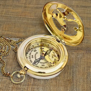 Brújula Solar de Latón con Diseño de Brújula Direccional, Accesorio de Metal Grabado, Diseño Moderno de Mediados de Siglo, Decoración para el Hogar - Product Image 3