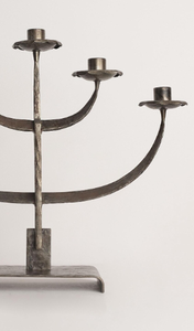 Candélabre à 5 lumières en fer forgé fait main, finition étain antique, support de bougies coniques en métal martelé, centre de table - Product Image 2