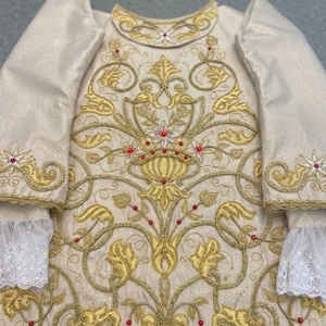 Elegante túnica de iglesia color marfil con bordados dorados y puños de encaje. - Product Image 6