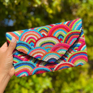 Bolso de mano tipo sobre multicolor arcoíris con cuentas, hecho a mano, estilo bohemio para fiesta, con cadena plateada, vibrante, bordado, monedero duradero con cierre magnético - Product Image 6