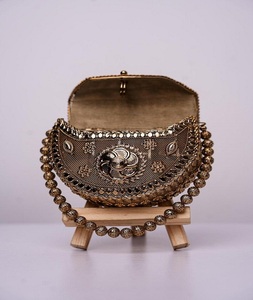 Bolso de mano internacional hecho a mano con mosaico Kundan de hierro chapado en oro, adornado con perlas y cuentas. - Product Image 5
