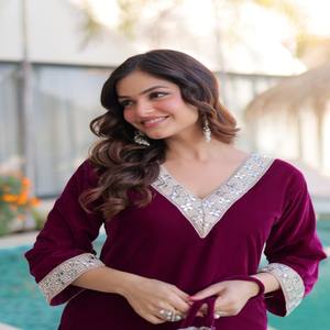 Conjunto de Kurti y Pantalón de Terciopelo para Mujer VASTRA COTTAGE con Bordado Zari, Trabajo con Espejos Reales, Manga Larga, Cuello en V, Vestido para Fiesta - Product Image 5