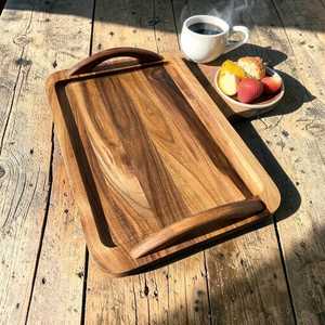 Bandeja de servir de madera hecha a mano con asas de aluminio: Decoración rústica grabada para el hogar - Product Image 6