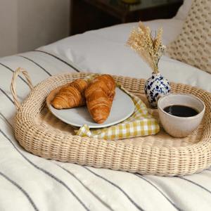 Bandeja rectangular de ratán hecha a mano con asas, bandeja tejida para servir café, té, bocadillos, desayuno, cocina y mesa de comedor - Product Image 2