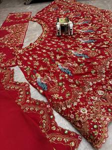 ชุดเลเฮนกาโชลีสีแดงสุดหรูสำหรับเจ้าสาว พร้อมงานปักหนักแน่น - Product Image 4
