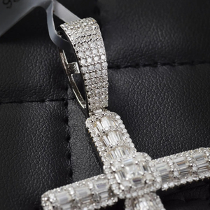 Pendentif Croix Iced Out Plaqué Rhodium avec Diamants Taille Baguette en Alliage, Breloque Religieuse, Cadeau Unisexe, Bijou Tendance - Product Image 2