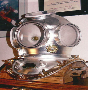 Casque de plongée vintage en métal avec visière ovale protégée par une grille et tube d'appareil respiratoire inférieur intégré, en gros. - Product Image 6
