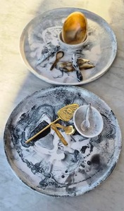 Assiette de service artisanale en résine écologique polie, forme tourbillon bleu, couleur personnalisée, durable, compatible lave-vaisselle, qualité alimentaire, personnalisable - Product Image 6