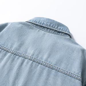 Chemise en jean oversize pour homme, style streetwear rétro vintage, col rabattu, personnalisable avec logo, fournisseur en gros de vêtements en jean - Product Image 3