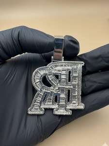 จี้เพชรโมอิสซาไนต์ทรงบาแกตต์แบบกำหนดเอง เงินแท้ 925 ประดับเพชรเต็มตัวอักษร จี้ตัวอักษรชื่อหรูหรา สไตล์ฮิปฮอป สำหรับเป็นของขวัญ - Product Image 4