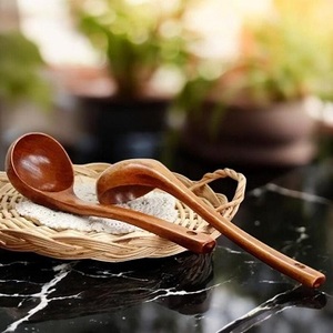 Venta al por mayor de utensilios de cocina antiadherentes con mango ergonómico 2025, juego de cucharas y cucharones de madera de teca natural - Product Image 5