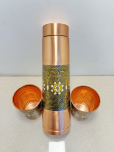 Jarra de Cobre Puro Cepillado Premium para Mesita de Noche con Juego de 2 Vasos, Botella de Agua de Cobre con Patrón de Filigrana Meenakari Antiguo en Relieve - Product Image 6