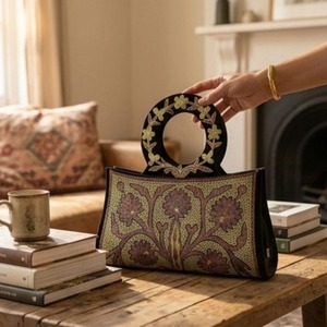 Bolso de mano con bordado Sozni de Cachemira, gamuza negra con asa de anillo con trabajo de Tilla en oro y marfil - Product Image 1