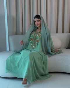 Ensemble de luxe 2 pièces pour femmes musulmanes, modeste, simple, en mousseline unie, orné de perles, col en V, soutien-gorge intégré, longueur ras du sol, coupe trapèze, pour soirée - Product Image 3