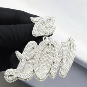 Colgante Personalizado con Nombre en Oro Blanco con Acabado VVS Moissanite, Joyería de Diamantes Estilo Hip Hop - Product Image 1