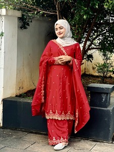 Traje Étnico Moderno Indio-Pakistaní, Salwar Kameez de Seda Chinon Pura con Bordado y Lentejuelas, para Bodas, Fiestas y Eventos - Product Image 1
