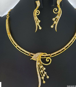 Lujoso collar con colgante de esfera, con detalles en oro brillante y pavé. Disponible a precios de mayorista. - Product Image 3