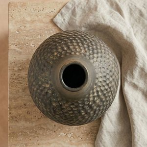 Jarrón de flores artesanal con textura martillada y acabado antiguo en forma de botella sencilla, perfecto para decoración del hogar, bodas y jardín. - Product Image 3