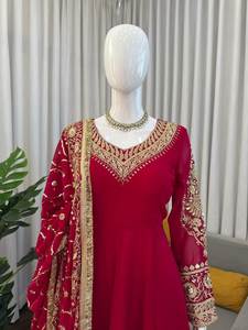 Esta temporada de bodas ofrece un salwar kameez pakistaní con un llamativo patrón de gran tamaño, disponible en tallas grandes y color rojo. - Product Image 2