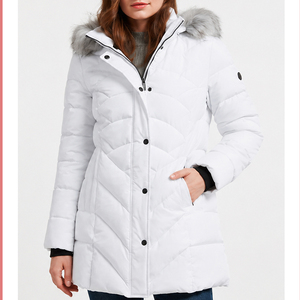 Veste matelassée blanche pour femme avec capuche en fausse fourrure, manteau d'hiver mi-long, parka matelassée isolée pour les journées froides - Product Image 1