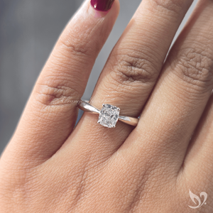Anillo de compromiso elegante de oro blanco de 10 quilates con un diamante de laboratorio de 1 quilate de corte cojín alargado y tallo pellizcado. - Product Image 4