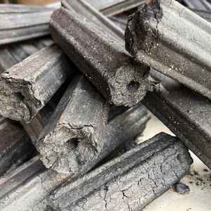 Carbón Vegetal Hexagonal AVC B para Asado Industrial, Combustión Estable, Contenedor de 40 Pies - Product Image 5