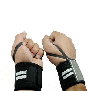 Attelle de poignet en coton douce mais résistante offrant une maintien ferme et une levée sécurisée pendant les séances de musculation à forte charge. - Product Image 4