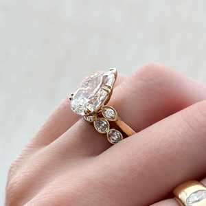 Anillo de compromiso de 3 quilates con corte de pera en forma de hoja, cultivado en laboratorio, de oro macizo de 14K, estilo vintage, con tres diamantes, precio de fábrica. - Product Image 4