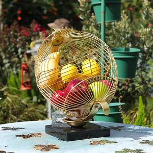 Cesta de frutas antigua de metal con base de mármol que agrega un toque elegante a las mesas de desayuno. El brillo metálico crea una estética premium. - Product Image 6