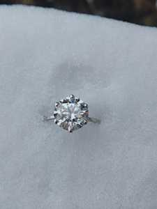 Bague de fiançailles solitaire avec diamant rond de laboratoire de 5 carats, or blanc 14 carats, certifiée IGI - Product Image 2