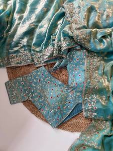Sari indio de seda con bordados ricos y lentejuelas, con piezas de blusa y a bajo precio. - Product Image 3