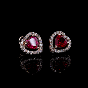 Boucles d'oreilles clous en or rose 14 carats en forme de cœur avec halo de rubis et accent de diamant de laboratoire, sertis de pierres fantaisie vives certifiées IGI - Product Image 3