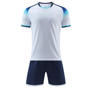 Maillots de football personnalisés en gros – Ensemble maillot et short de football pour hommes avec impression par transfert thermique, séchage rapide et respirant pour équipes sportives - Product Image 4
