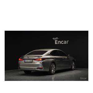 Lexus ES Luxury Plus 2024, 44,419 km, Asientos de Cuero, Volante a la Izquierda, Cámara Trasera - Sedán de Lujo - Product Image 2