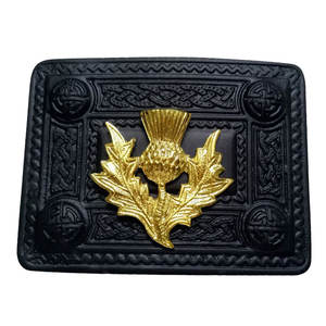 Hebilla de cinturón escocesa premium, color negro azabache, con diseño celta y cresta de cardo dorada, elegante accesorio para trajes escoceses de las Tierras Altas - Product Image 1