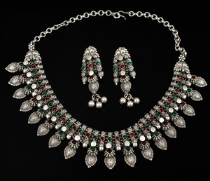 Parure de bijoux de mariage ethnique bohème pour femme, collier et boucles d'oreilles plaqués or avec cristaux rouges et verts sertis clos - Product Image 2